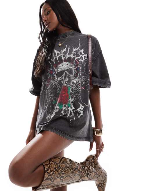 ASOS DESIGN – T-shirt o fasonie boyfriend w spranym grafitowym kolorze ze zdobioną cekinami grafiką z czaszką i różami