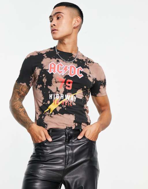 ASOS DESIGN – T-shirt o kroju podkreślającym sylwetkę i krótkim fasonie z efektem tie dye i grafiką ACDC 