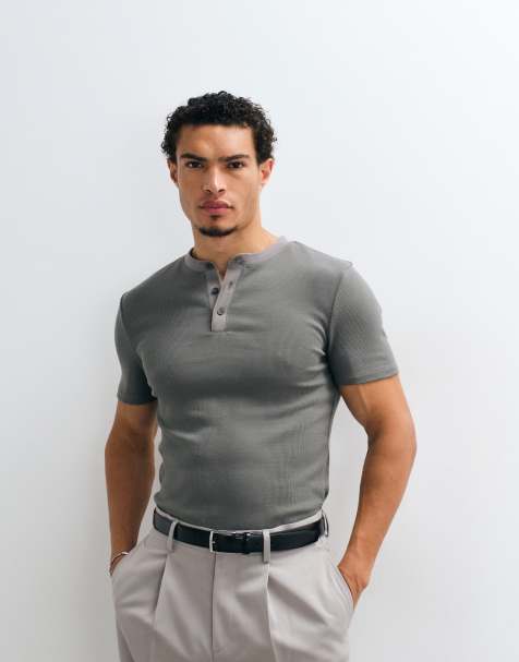 ASOS DESIGN T-shirt o kroju podkreślającym sylwetkę z kontrastową plisą i dekoltem henley w kolorze charcoal, prążkowany - view 1