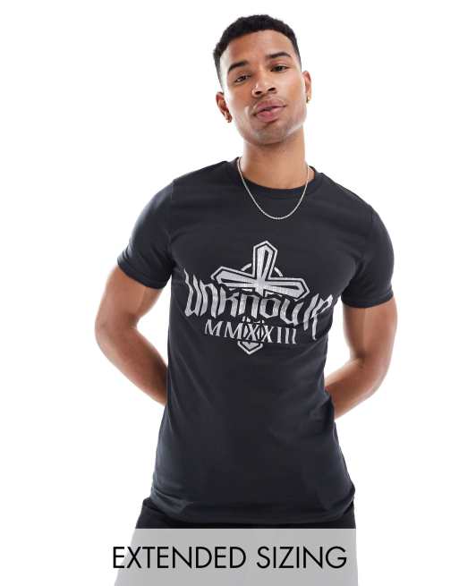 ASOS DESIGN – T-shirt o kroju podkreślającym sylwetkę z metalicznym nadrukiem z krzyżem