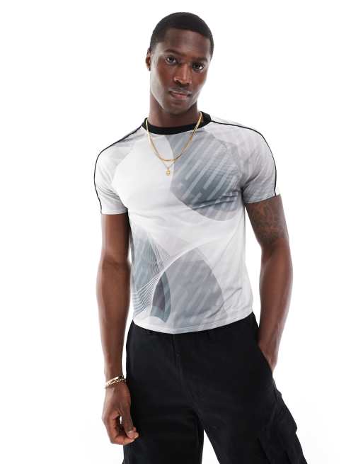 ASOS DESIGN – T-shirt o kroju podkreślającym sylwetkę ze sportowym wzorem na całej powierzchni