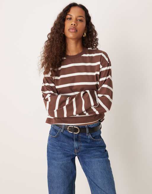 ASOS DESIGN – T-shirt o krótkim fasonie i pudełkowym kroju z długimi rękawami w czekoladowo-kremowe paski
