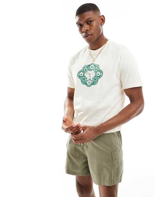 ASOS DESIGN – T-shirt o krótkim fasonie w kolorze złamanej bieli ze wzorem paisley na klatce piersiowej