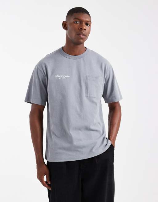 ASOS DESIGN – T-shirt o luźnym kroju w spranym szarym kolorze z kieszenią na piersi i haftem