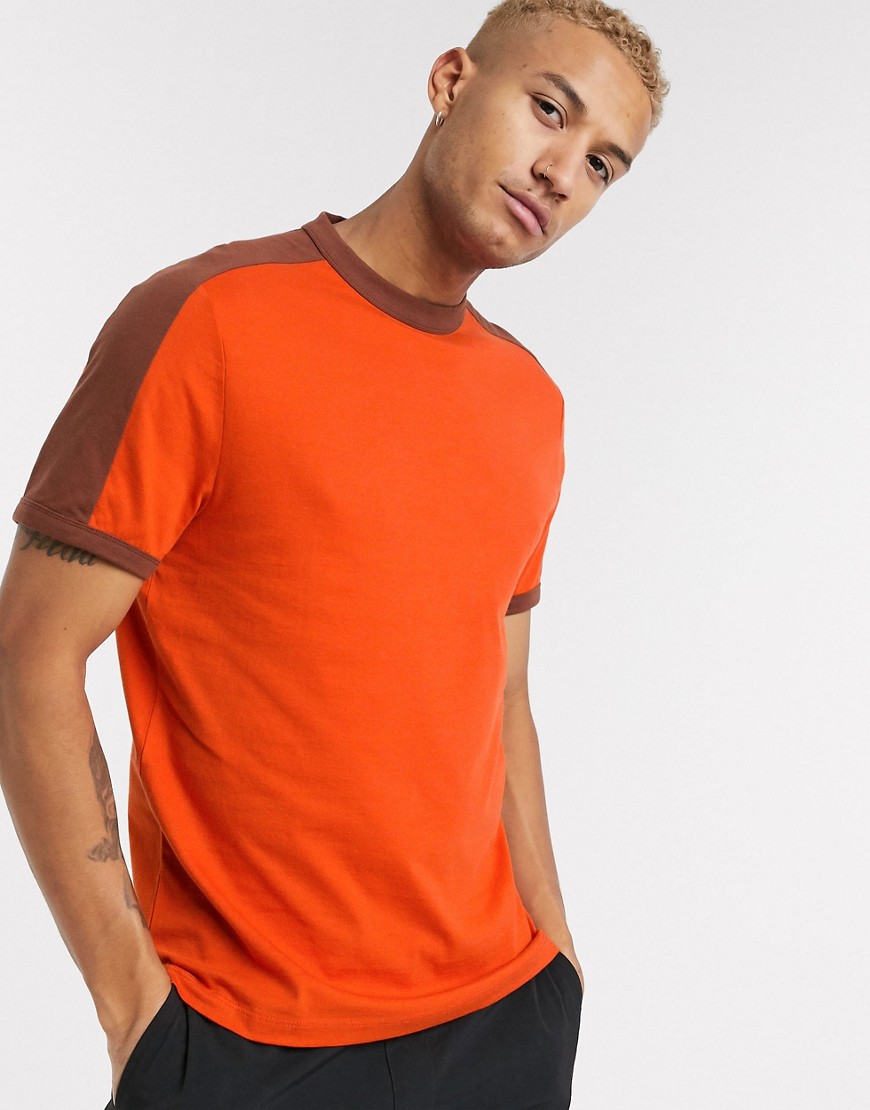 ASOS DESIGN - T-shirt organica arancione con pannello a contrasto sulla spalla