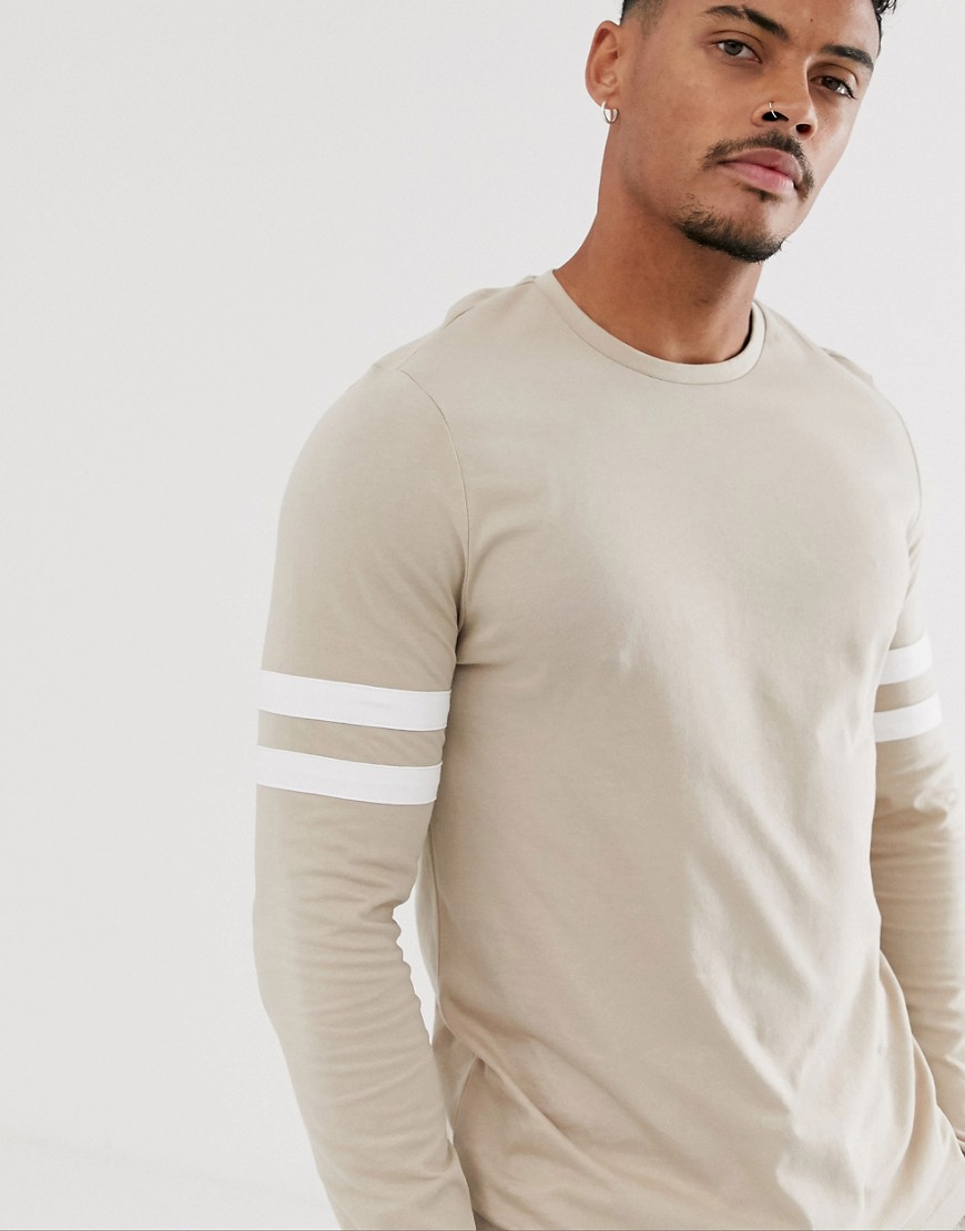 ASOS DESIGN - T-shirt organica stretch beige con maniche lunghe con righe a contrasto