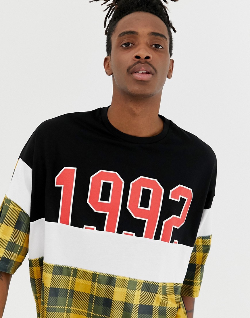 ASOS DESIGN - T-shirt oversize a mezze maniche con pannelli cut and sew a quadri in velour e numero 1992 stampato-Nero