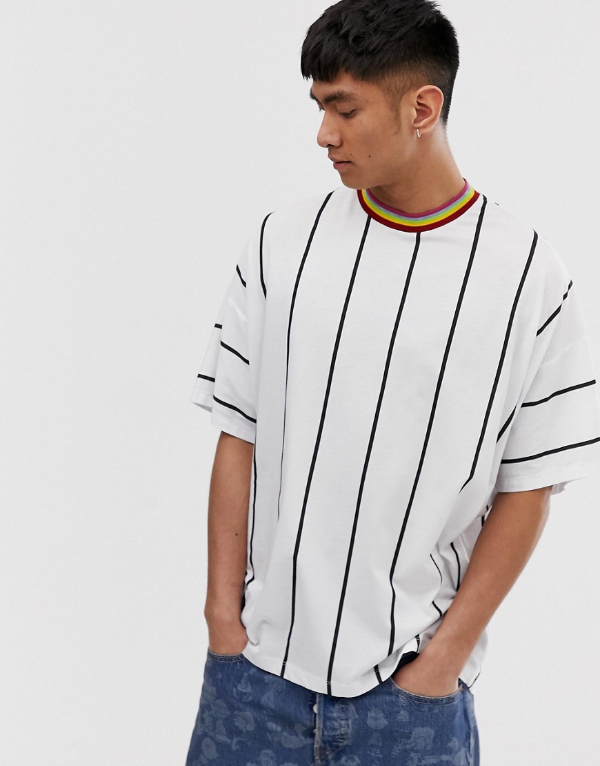 ASOS DESIGN - T-shirt oversize a righe verticali con scollo a righe colorate-Bianco