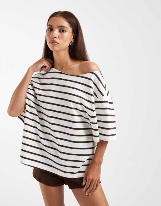 ASOS DESIGN - T-shirt oversize ampia con spalle scoperte color cioccolato e panna a righe