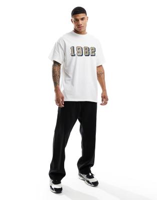 ASOS DESIGN - T-shirt oversize avec imprimé 1982 sur le devant - Blanc