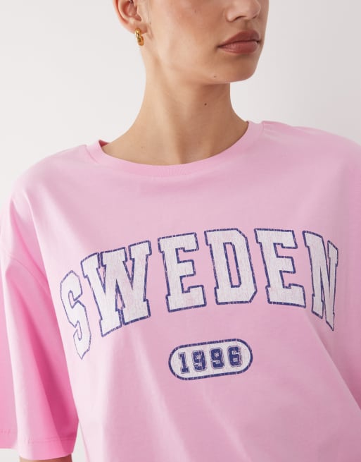 ASOS DESIGN - T-shirt oversize avec imprimé Sweden style universitaire - Rose clair, 3 de 4