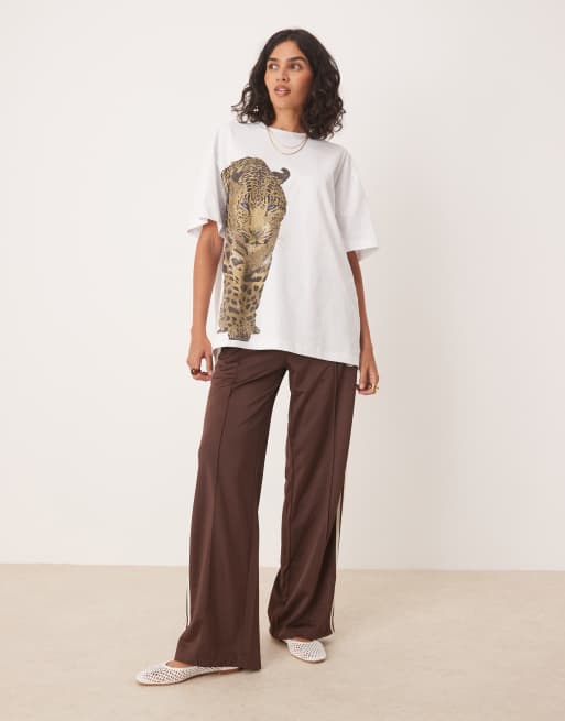 ASOS DESIGN - T-shirt oversize bianca con grafica con leopardo, 2 di 4