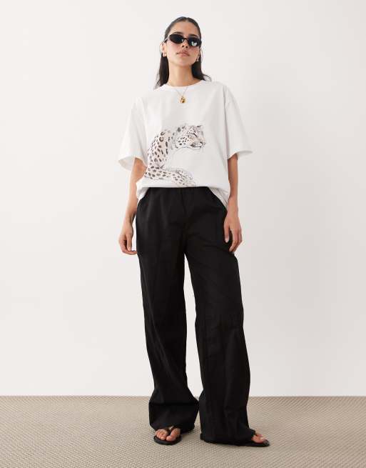ASOS DESIGN - T-shirt oversize bianca con grafica con leopardo, 2 di 4