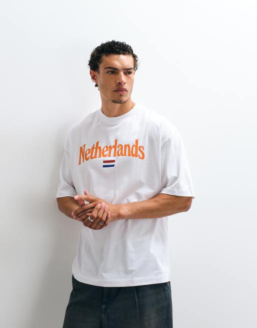 ASOS DESIGN - T-shirt oversize bianca con grafica dei Paesi Bassi, 3 di 5