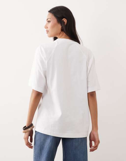 ASOS DESIGN - T-shirt oversize bianca con motivo raglan e finiture in pizzo, 2 di 4