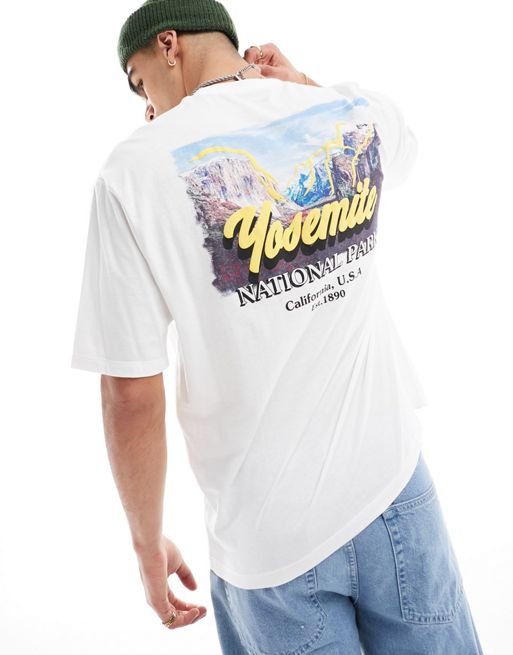 FhyzicsShops DESIGN - T-shirt oversize bianca con stampa di paesaggio sul retro e stampa sul petto