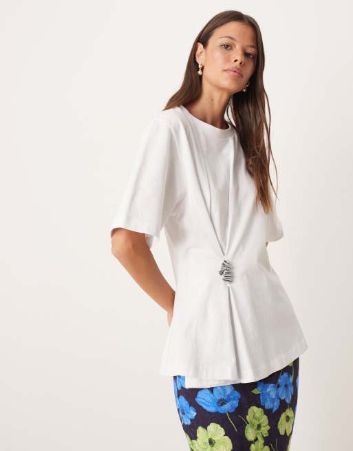 ASOS DESIGN - T-shirt oversize bianca stretta in vita con dettaglio in metallo