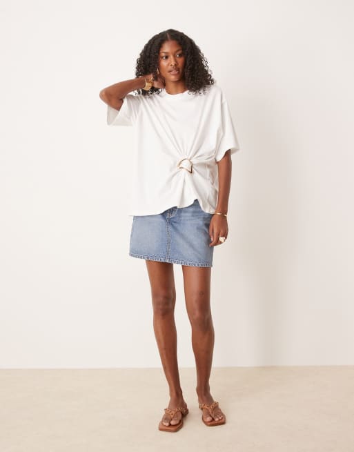 ASOS DESIGN - T-shirt oversize bianca stretta in vita con nodo e dettaglio in metallo