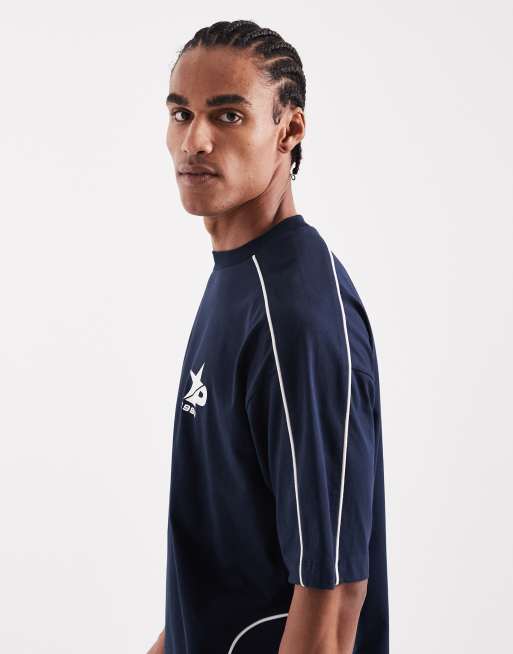 ASOS DESIGN - T-shirt oversize blu navy con grafica sul petto e profili a contrasto, 3 di 5