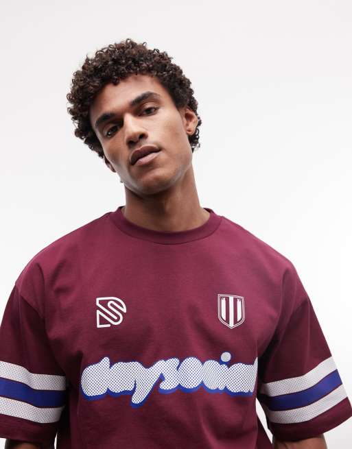 ASOS DESIGN - T-shirt oversize bordeaux con grafica bombata a tema calcio, 5 di 5