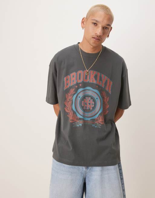 ASOS DESIGN - T-shirt oversize color antracite con grafiche stile college