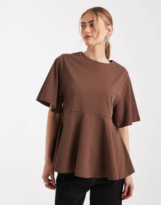 ASOS DESIGN - T-shirt oversize color cioccolato con maniche oversize e fondo a peplo