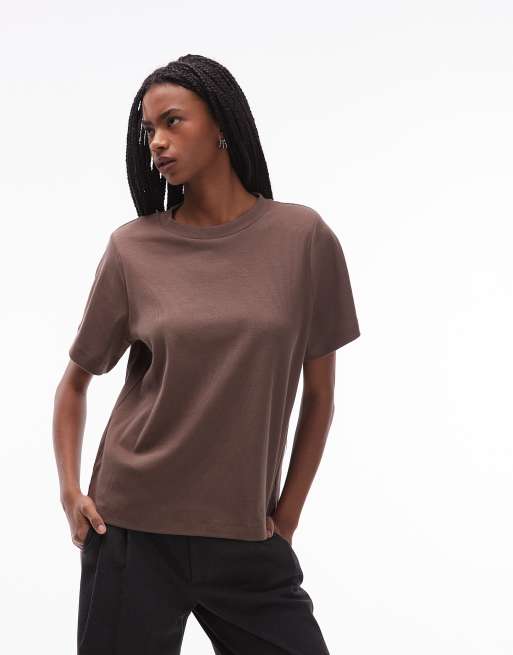 ASOS DESIGN - T-shirt oversize color cioccolato con spalle imbottite