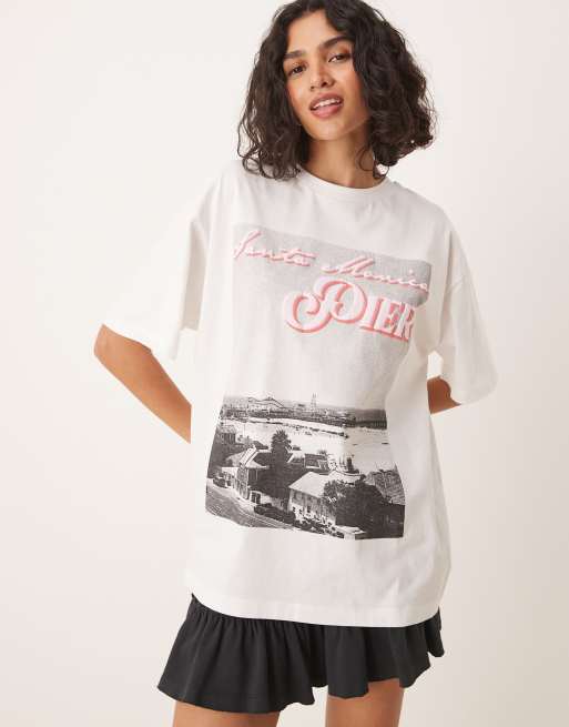ASOS DESIGN - T-shirt oversize color latte di cocco con stampa di paesaggio