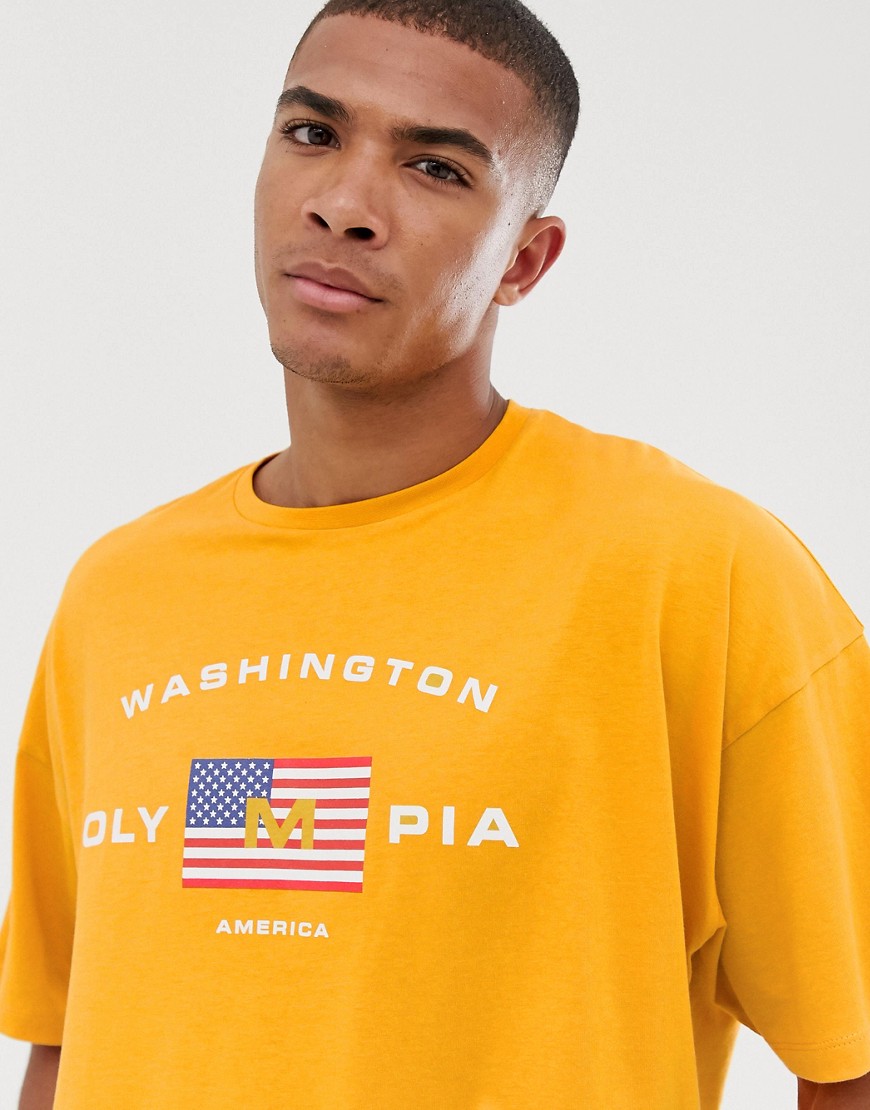 ASOS DESIGN - T-shirt oversize con bandiera americana-Giallo
