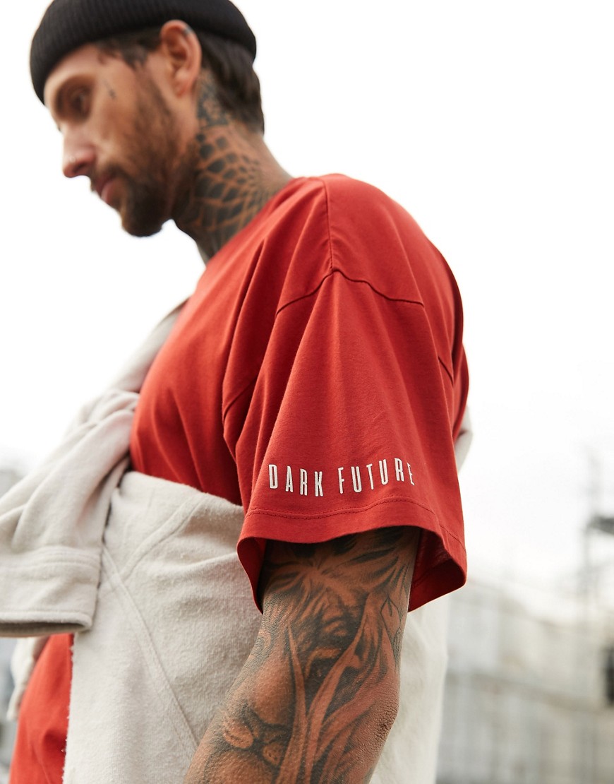 ASOS DESIGN - T-shirt oversize con logo Dark Future sul retro e sulla manica-Rosso
