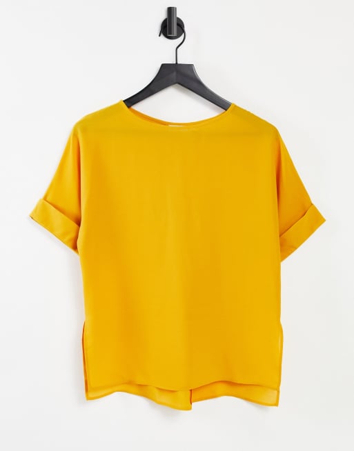 ASOS DESIGN - T-shirt oversize con maniche con risvolto, color ambra