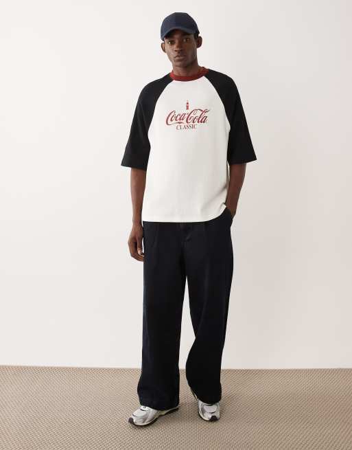 ASOS DESIGN - T-shirt oversize con maniche raglan écru con stampa Coca Cola, 2 di 5