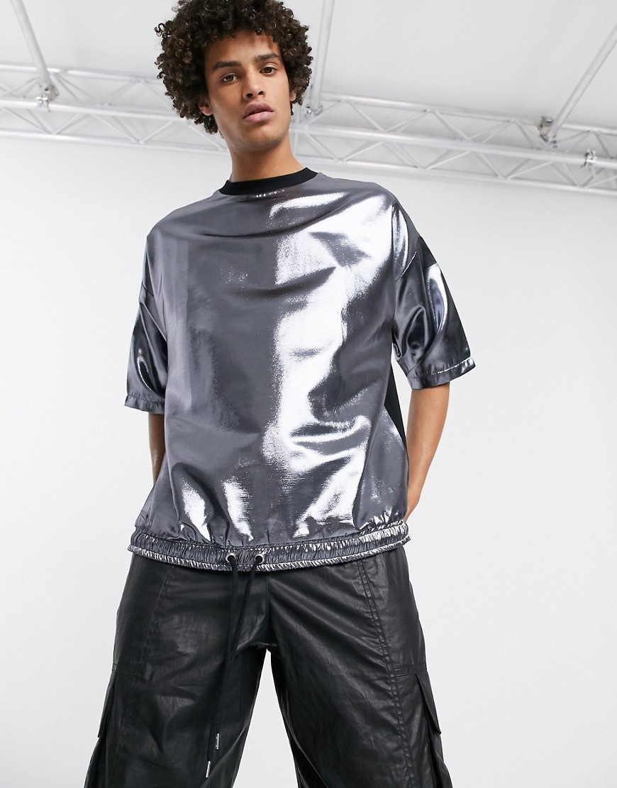 ASOS DESIGN - T-shirt oversize con mezze maniche e coulisse sul fondo argento metallizzato