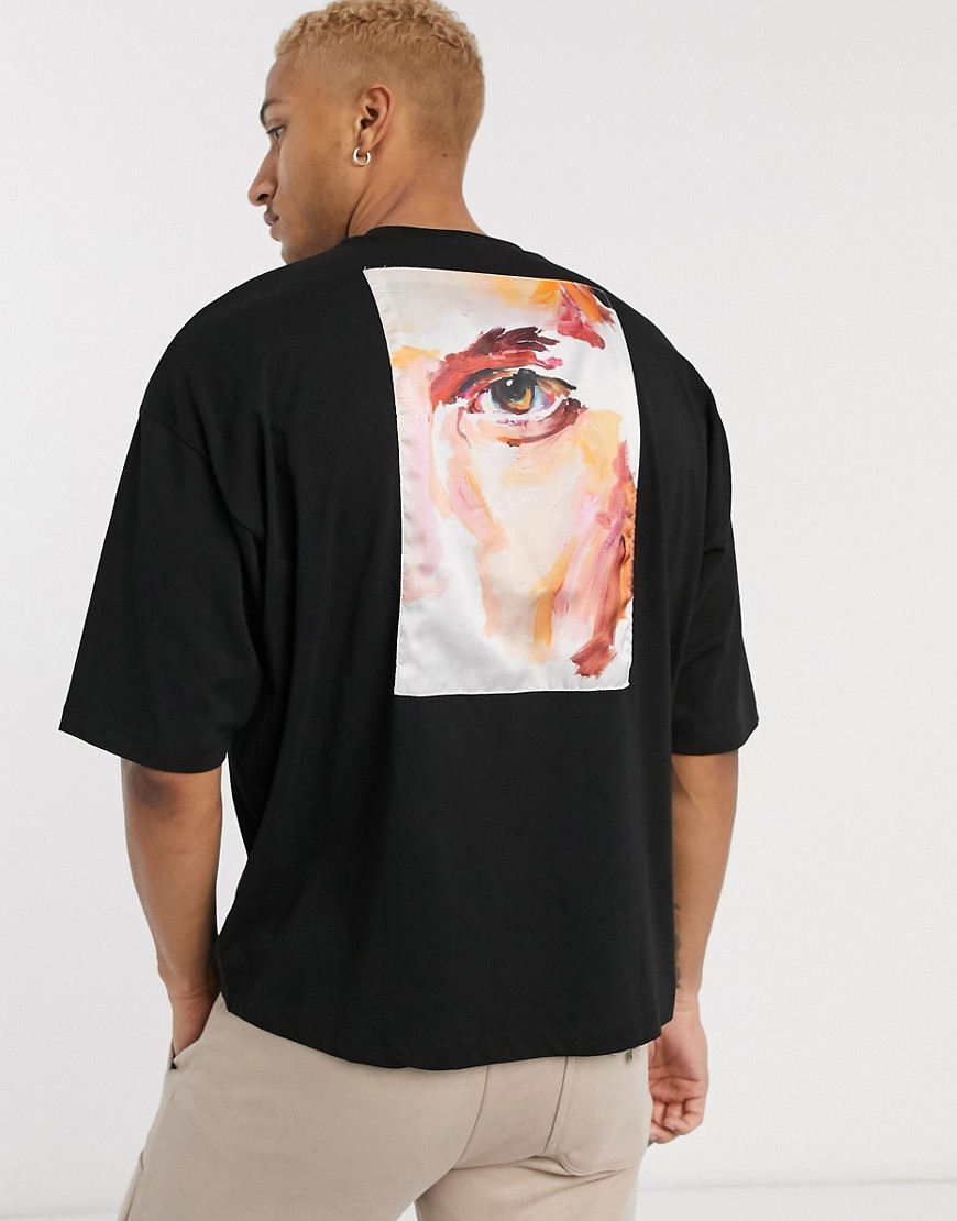 ASOS DESIGN - T-shirt oversize con pannello in nylon con stampa artistica sul retro-Nero