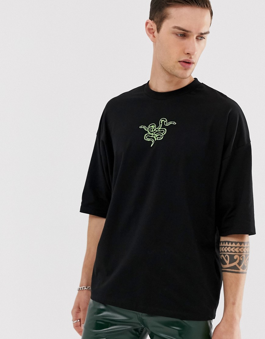 ASOS DESIGN - T-shirt oversize con ricamo pitonato fluo-Nero