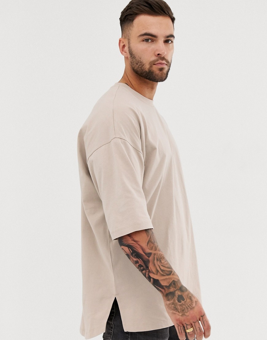ASOS DESIGN - T-shirt oversize con spacchi laterali beige