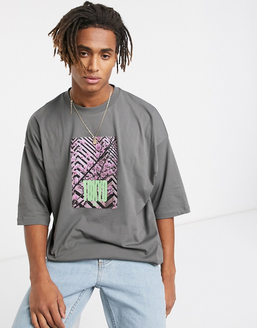 ASOS DESIGN - T-shirt oversize con stampa fotografica di fiori di ciliegio e scritta grigio slavato