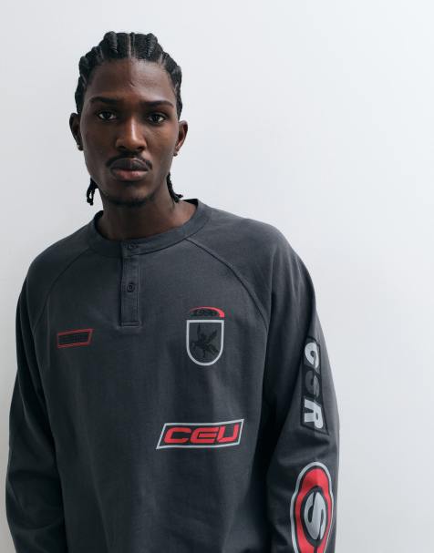 ASOS DESIGN - T-shirt oversize coupe carrée à manches longues et col boutonné avec imprimé urbain - Gris - view 1