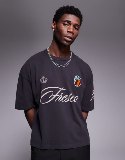 ASOS DESIGN - T-shirt oversize coupe carrée avec imprimé sport et écusson - Noir délavé - view 1