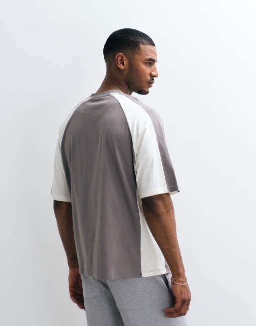 ASOS DESIGN - T-shirt oversize cut and sew grigia con grafica stile calcio, 4 di 5