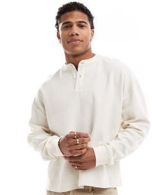 ASOS DESIGN - T-shirt oversize gaufré coupe carrée à manches longues et col tunisien - Crème-Blanc
