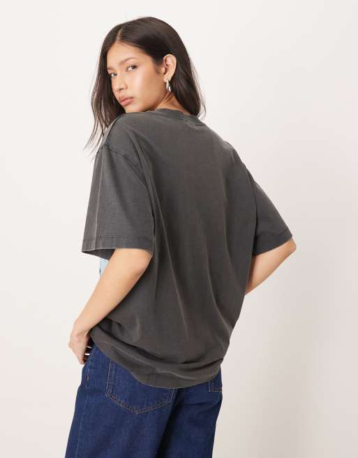 ASOS DESIGN - T-shirt oversize grigio antracite slavato con grafica floreale blu, 2 di 4