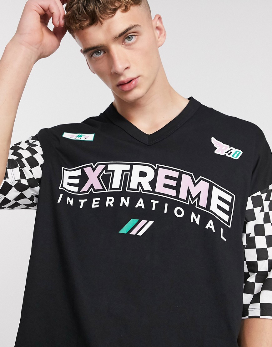 ASOS DESIGN - T-shirt oversize in cotone organico con scollo a V e stampa a scacchi motivo motocross-Nero