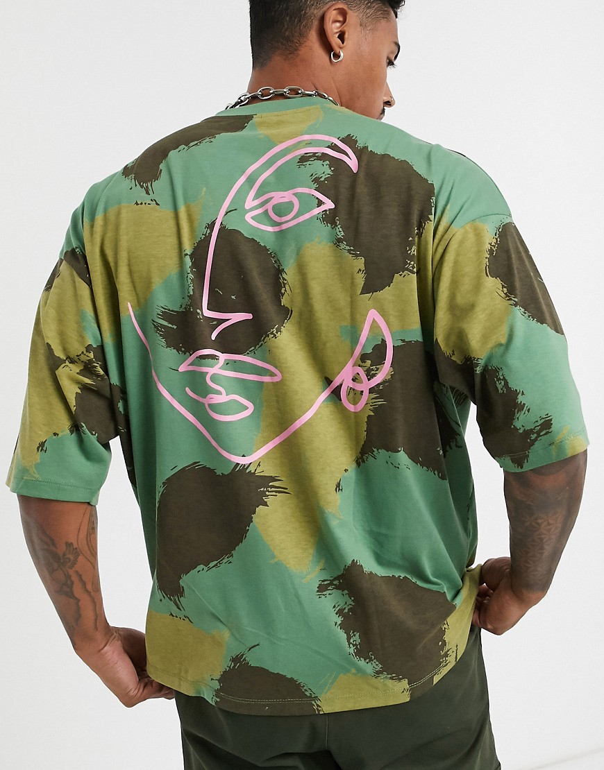 ASOS DESIGN - T-shirt oversize in cotone organico con stampa mimetica e disegno sul retro-Verde
