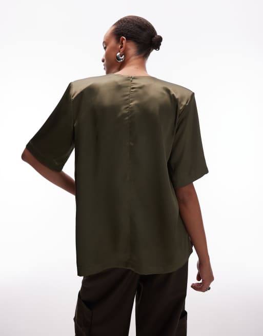 ASOS DESIGN - T-shirt oversize in raso verde oliva con spalline imbottite, 4 di 4