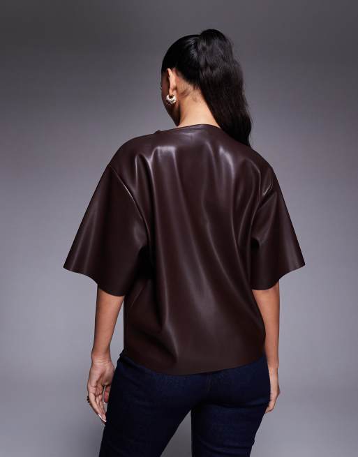 ASOS DESIGN - T-shirt oversize in similpelle PU marrone con cuciture a vista, 3 di 4