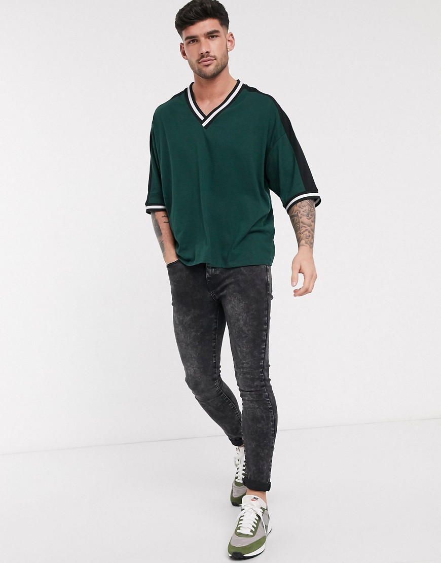 ASOS DESIGN - T-shirt oversize in tessuto organico verde con mezze maniche, scollo a V e bordi a contrasto