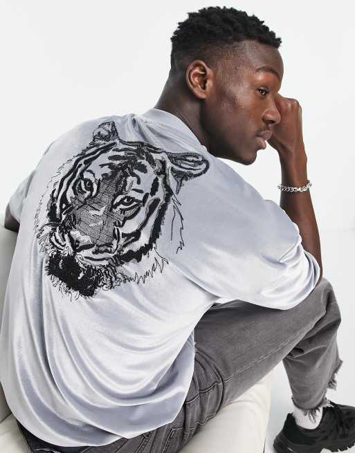 ASOS DESIGN - T-shirt oversize in velour grigio con ricamo di tigre sul retro 