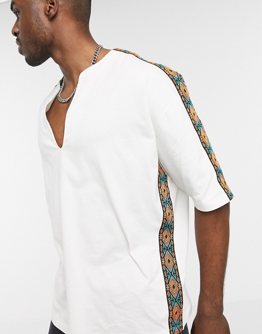 ASOS DESIGN - T-shirt oversize lunga in tessuto organico con scollo a V e fettuccia-Bianco