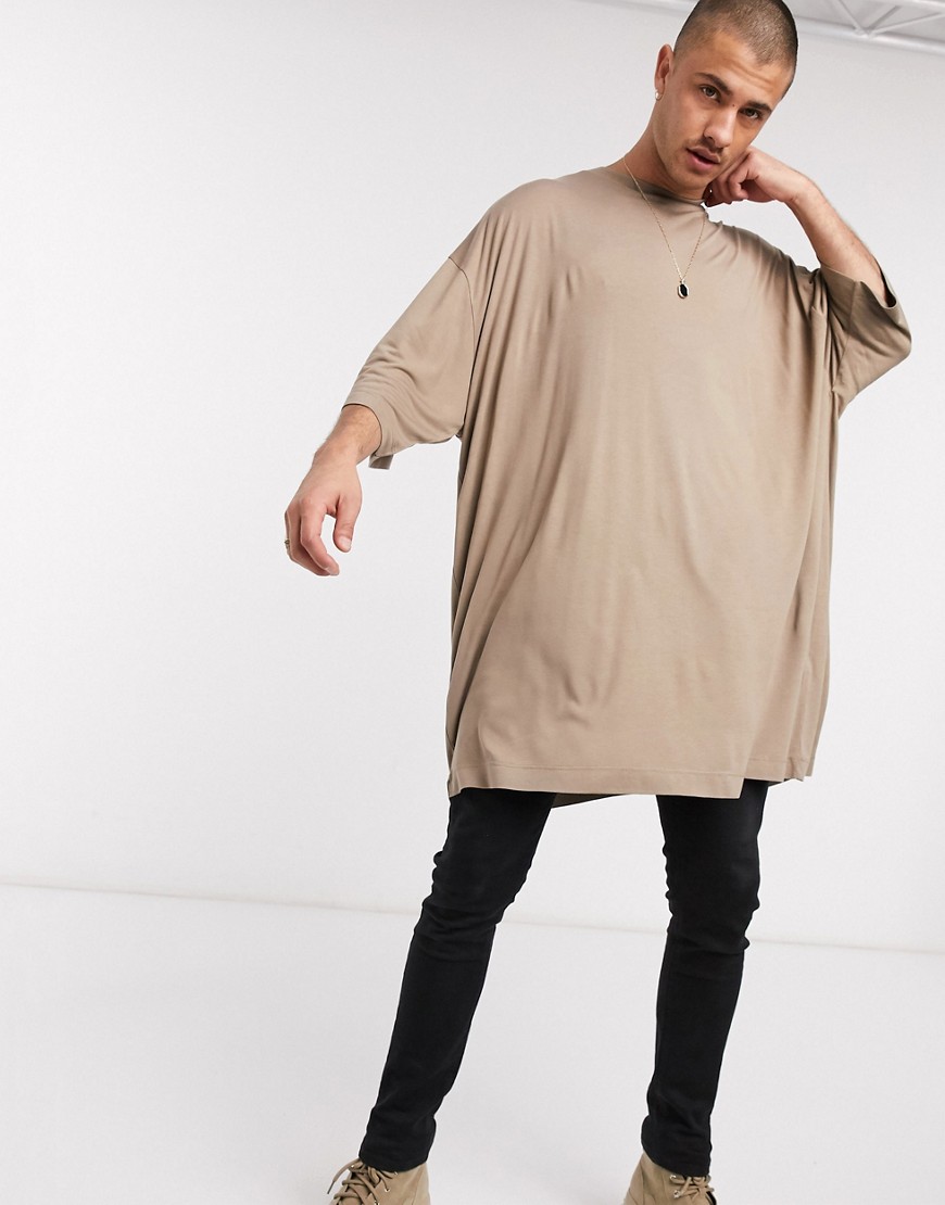 ASOS DESIGN - T-shirt oversize lunga in viscosa beige